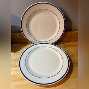 Maître d’ by Oneida white dinner plates with blue trim. Set of 2